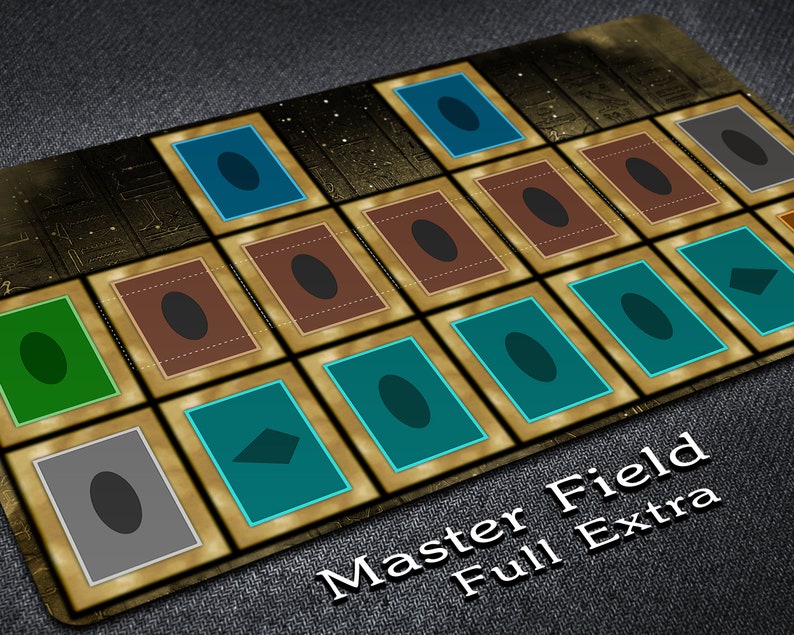 Puede incluir: Un tablero de juego de cartas de color dorado con un fondo negro y una cuadr&iacute;cula de 15 espacios. Cada espacio tiene un borde dorado y un &oacute;valo negro en su interior. Los espacios est&aacute;n dispuestos en una cuadr&iacute;cula de 5x3. El texto "Master Field Full Extra" est&aacute; impreso en la parte inferior del tablero.
