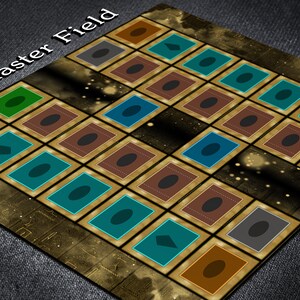Puede incluir: Un tablero de juego de color dorado con el texto "Master Field" en letras blancas. El tablero tiene una cuadr&iacute;cula de 25 casillas, cada una con un s&iacute;mbolo de color o forma diferente en su interior. Los s&iacute;mbolos incluyen c&iacute;rculos, diamantes y cuadrados de varios colores.