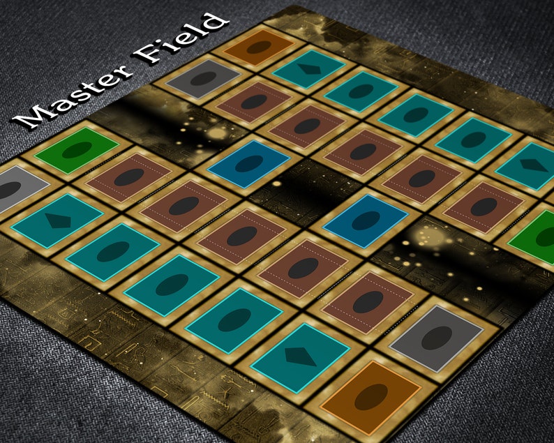 Puede incluir: Un tablero de juego de color dorado con el texto "Master Field" en letras blancas. El tablero tiene una cuadr&iacute;cula de 25 casillas, cada una con un s&iacute;mbolo de color o forma diferente en su interior. Los s&iacute;mbolos incluyen c&iacute;rculos, diamantes y cuadrados de varios colores.