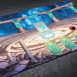 Tapis de jeu KeyForge pour les joueurs de Saurien domestique avec zones de terrain sur le thème des dinosaures dans un style Empire romain, tapis de jeu personnalisé pour des jeux de cartes organisés
