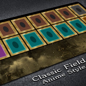Puede incluir: Un campo de juego de estilo anime cl&aacute;sico para un juego de cartas. El campo est&aacute; hecho de un fondo marr&oacute;n con ribetes dorados y presenta 10 ranuras para cartas. Las ranuras est&aacute;n dispuestas en una cuadr&iacute;cula y est&aacute;n llenas de cartas de diferentes colores.