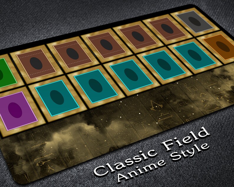Puede incluir: Un campo de juego de estilo anime cl&aacute;sico para un juego de cartas. El campo est&aacute; hecho de un fondo marr&oacute;n con ribetes dorados y presenta 10 ranuras para cartas. Las ranuras est&aacute;n dispuestas en una cuadr&iacute;cula y est&aacute;n llenas de cartas de diferentes colores.