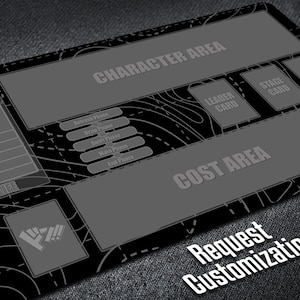 K&ouml;nnte beinhalten: Schwarze und graue Spielmatte f&uuml;r Kartenspiele mit beschrifteten Bereichen f&uuml;r Charakter-, Kosten- und B&uuml;hnenkarten. Die Matte hat ein detailliertes Design mit dem Text "Request Customization" in Wei&szlig;.
