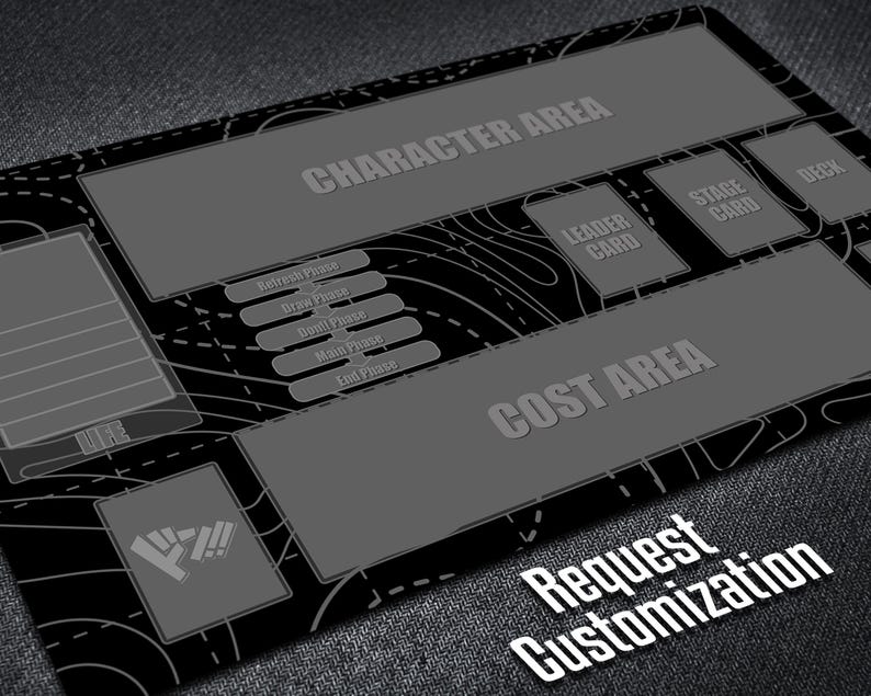 K&ouml;nnte beinhalten: Schwarze und graue Spielmatte f&uuml;r Kartenspiele mit beschrifteten Bereichen f&uuml;r Charakter-, Kosten- und B&uuml;hnenkarten. Die Matte hat ein detailliertes Design mit dem Text "Request Customization" in Wei&szlig;.