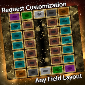 Puede incluir: Un tablero de juego personalizable con un fondo dorado y una cuadr&iacute;cula de 20 casillas. Las casillas est&aacute;n bordeadas de marr&oacute;n y tienen c&iacute;rculos de diferentes colores en su interior. El texto "Request Customization" est&aacute; en la parte superior del tablero, y el texto "Any Field Layout" est&aacute; en la parte inferior.