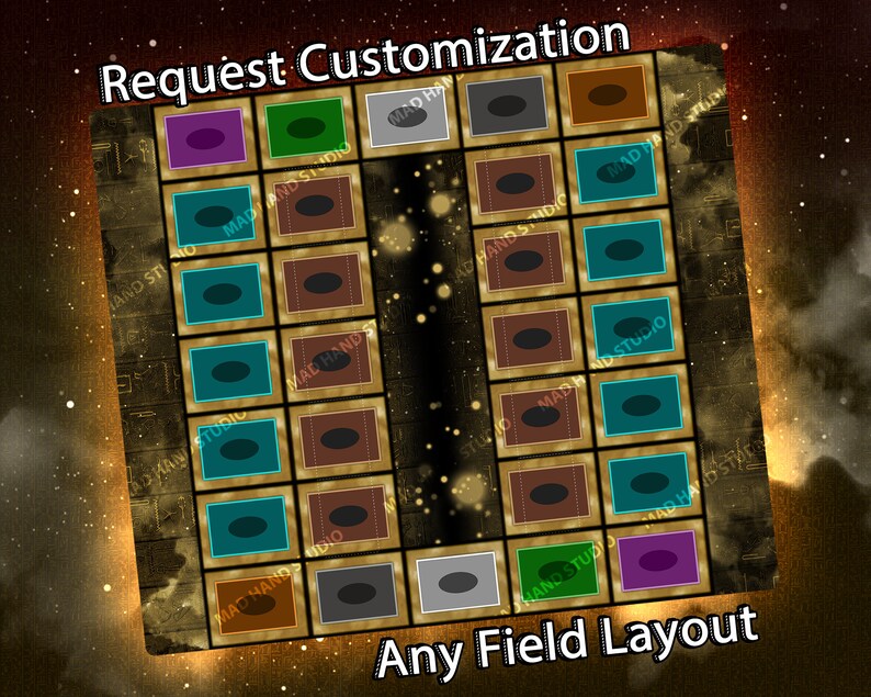 Puede incluir: Un tablero de juego personalizable con un fondo dorado y una cuadr&iacute;cula de 20 casillas. Las casillas est&aacute;n bordeadas de marr&oacute;n y tienen c&iacute;rculos de diferentes colores en su interior. El texto "Request Customization" est&aacute; en la parte superior del tablero, y el texto "Any Field Layout" est&aacute; en la parte inferior.