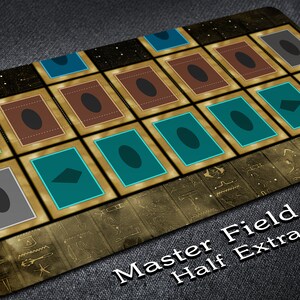 Puede incluir: Una estera de juego de cartas de color dorado con una cuadr&iacute;cula de 18 cuadrados. Cada cuadrado tiene un borde de color diferente y un s&iacute;mbolo en su interior. El texto "Master Field Half Extra" est&aacute; impreso en la parte inferior de la estera.