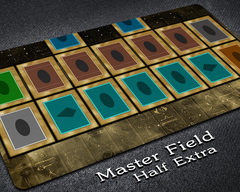 Puede incluir: Una estera de juego de cartas de color dorado con una cuadr&iacute;cula de 18 cuadrados. Cada cuadrado tiene un borde de color diferente y un s&iacute;mbolo en su interior. El texto "Master Field Half Extra" est&aacute; impreso en la parte inferior de la estera.