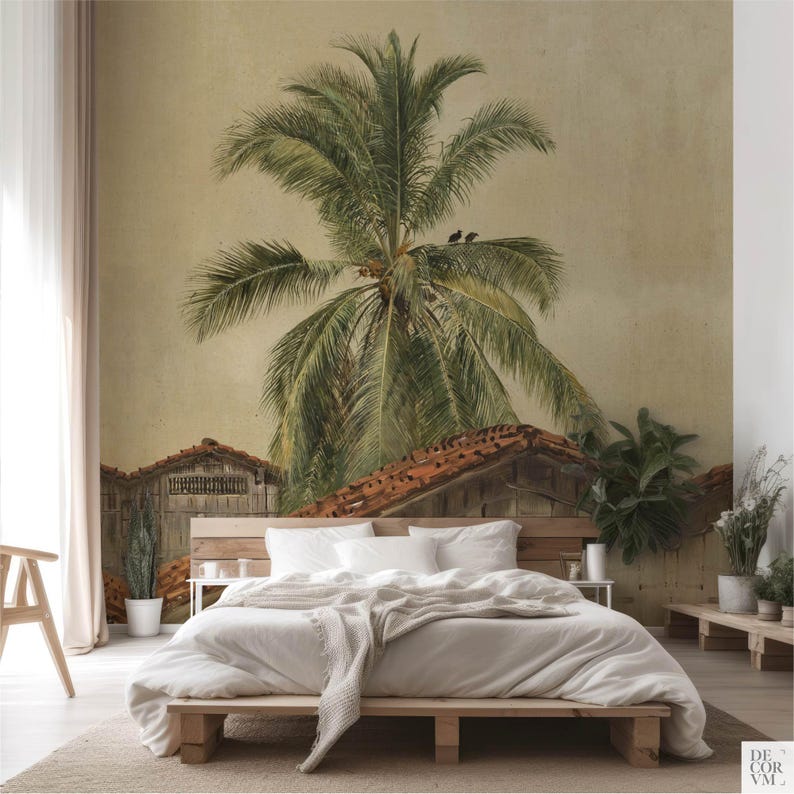 Puede incluir: Dormitorio con un gran mural de una palmera y un edificio r&uacute;stico. La cama tiene un marco de madera y ropa de cama blanca. La habitaci&oacute;n tiene una paleta de colores neutros.