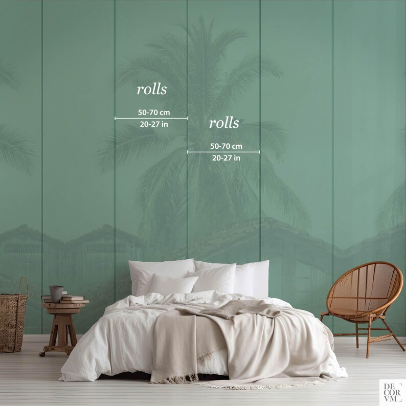 Puede incluir: Escena de dormitorio con una cama con ropa de cama blanca y una manta beige. La pared tiene un mural verde con un dise&ntilde;o de palmera. El texto "rolls" y las medidas de 50-70 cm y 20-27 pulgadas son visibles.