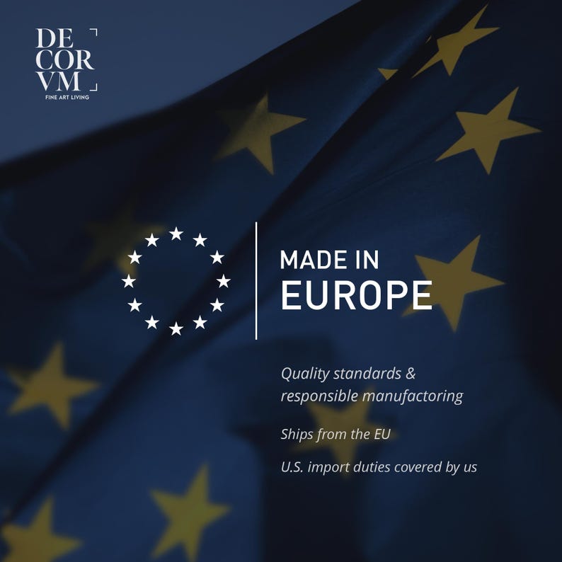 Puede incluir: Imagen con el texto "MADE IN EUROPE" en blanco, sobre un fondo azul oscuro con estrellas amarillas. El texto est&aacute; acompa&ntilde;ado de la bandera de la Uni&oacute;n Europea y el logotipo de "DECOR VM FINE ART LIVING".