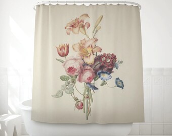 Può includere: Una tenda da doccia in stile vintage con un bouquet di rose rosa, gigli arancioni, fiori viola e blu e foglie verdi su uno sfondo beige.
