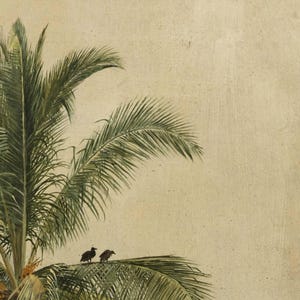 Puede incluir: Una representaci&oacute;n art&iacute;stica de una palmera con exuberantes frondas verdes. Dos p&aacute;jaros oscuros se posan sobre las hojas de la palmera, sobre un fondo texturizado blanquecino. La imagen evoca un tema tropical o costero.