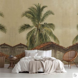 Puede incluir: Un dormitorio con un mural que representa un paisaje tropical con palmeras y tejados. La cama tiene ropa de cama blanca y una manta beige. Tambi&eacute;n se ve una silla de madera y una mesita auxiliar.