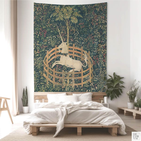 Einhorn in Gefangenschaft Wandbehang | Mittelalterliche Wandkunst | Renaissance Dekor | Schwarze Academia Wohnkultur. UNI003EU