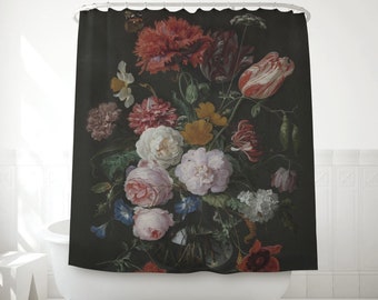 Può includere: Una tenda da doccia in stile vintage con una natura morta di fiori colorati in un vaso su uno sfondo scuro.