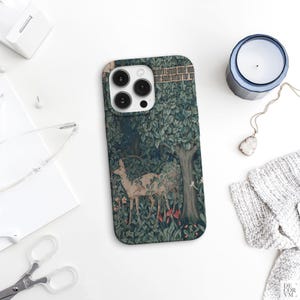 Grün. Hirsche und Bäume Handyhülle für Kunstliebhaber. Grüner Wald für iPhone. JHD001