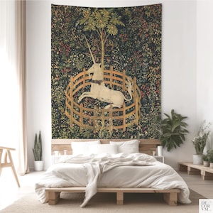 Einhorn in Gefangenschaft Wandbehang | Mittelalterliche Wandkunst | Renaissance Dekor | Schwarze Academia Wohnkultur. UNI003EU