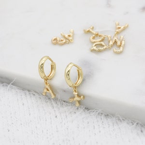 Brincos com inicial minúscula, brincos personalizados, argolas de ouro grossas, brincos com letras, brincos de ouro, d inicial, presente de dama de honra, argolas