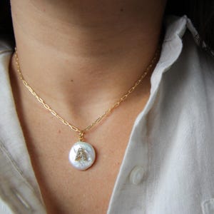 Collar con inicial de perla, collar con letra de perla, collar con letra de oro personalizado, collar con inicial para mamá, inicial M, regalo de Navidad