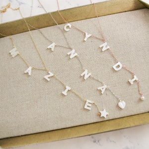 Collar lariat, collar con nombre personalizado, collar y, collar con letras de nácar, collar inicial, joyería personalizada, regalo para mamá