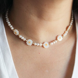 Daisy necklace, beaded necklace, beaded jewelry, seed pearl necklace, Daisy Flower necklace, Floral Jewelry, pearl beaded necklace choker