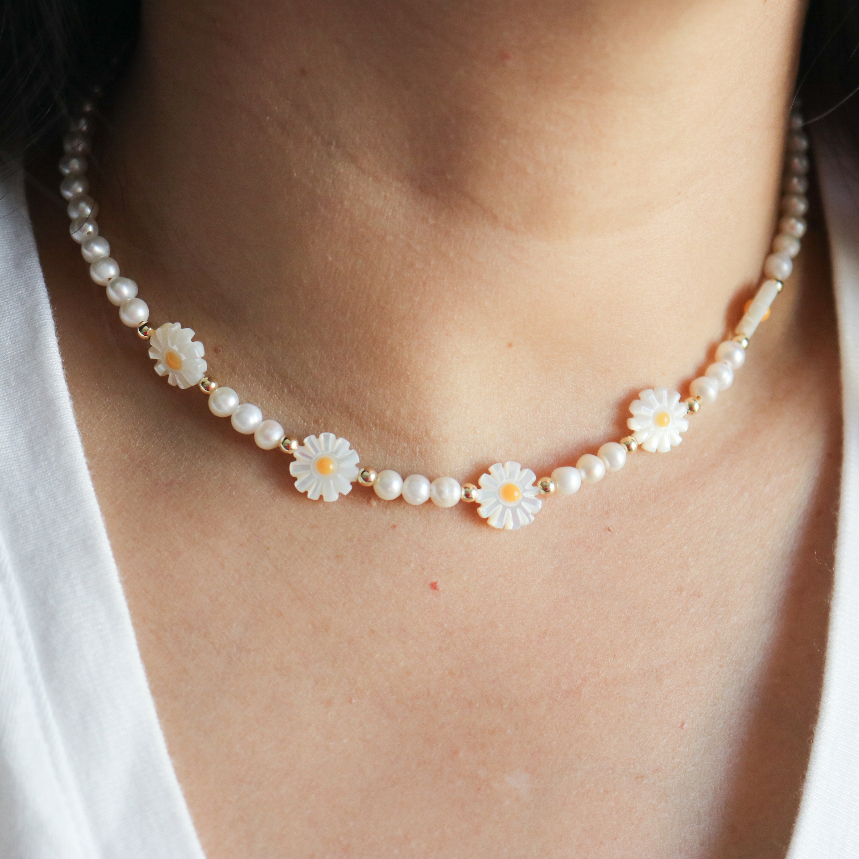 ネックレス・ペンダント Monday Edition _ Mardi x ME Bloom Daisy Necklace MONDAY EDITION》 MARDI X ME BLOOM DAISY NECKLACE (Monday