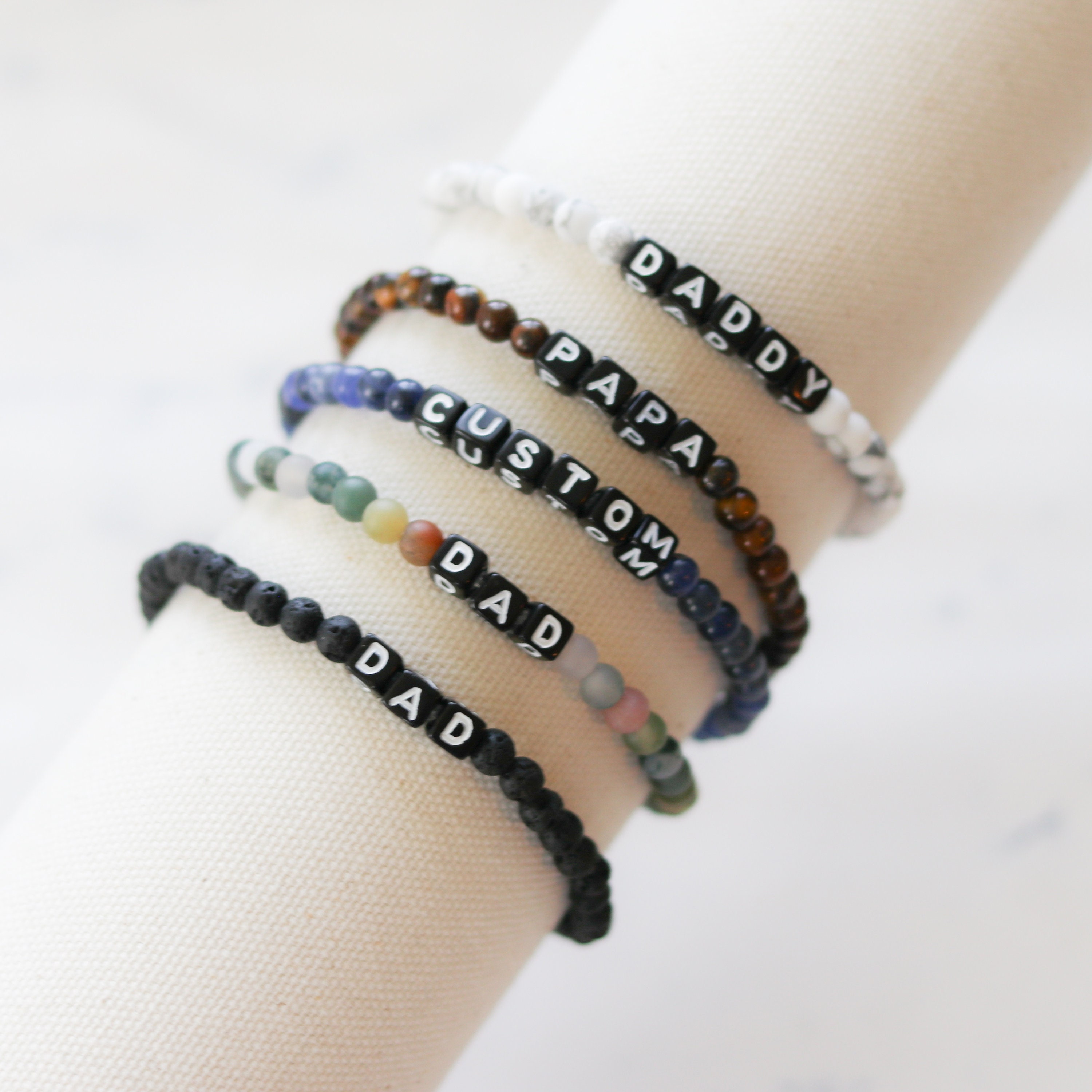 Presentimental Braccialetto da Uomo Personalizzato con 1-5 Nomi Bracciale in Pelle per Uomo Regalo per la Festa del Papà, Natale, Compleanno (A-2 name