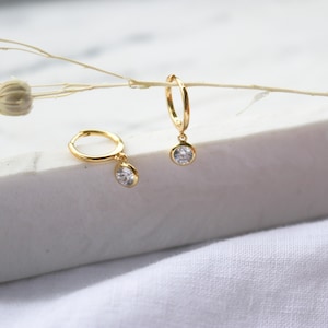 Dainty Dangling Bezel CZ Huggie, pequenos brincos de argola de ouro CZ, brincos huggie, brincos de casamento, brincos de argola de ouro, brincos de noiva, prata