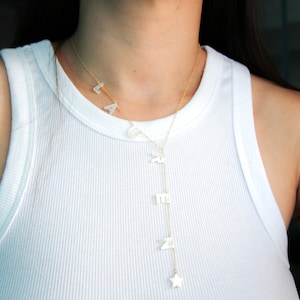 Lariat Halskette, Benutzerdefinierte Name Halskette, Perlmutt Buchstaben Halskette, ursprüngliche Halskette, personalisierte Schmuck, Geschenk für sie, Geschenk für Mama