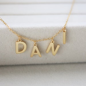 Collar de letras de oro, collar de letras, collares a juego, collar de letras diminutas, gargantilla de letras llena de oro, collar de nombre delicado, d inicial
