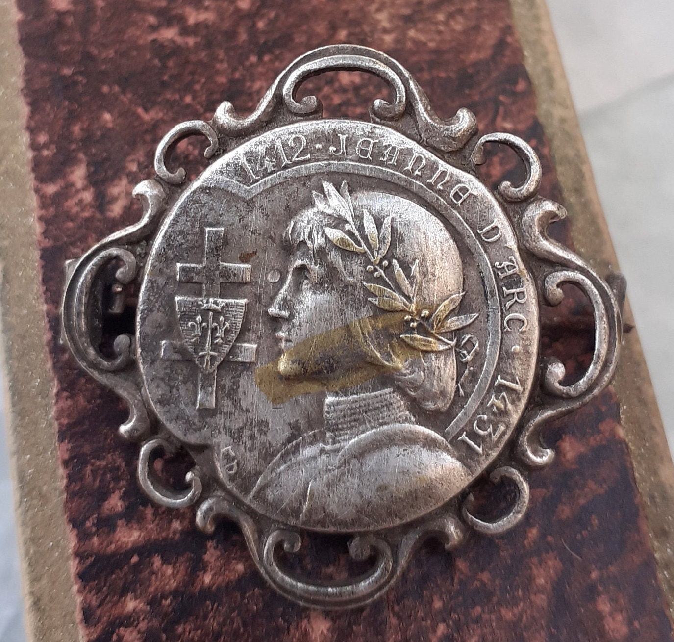 Ancienne Broche Religieuse Médaille de Jeanne d'arc Riche Décorum Du 19Ème Siècle Antiquité Français