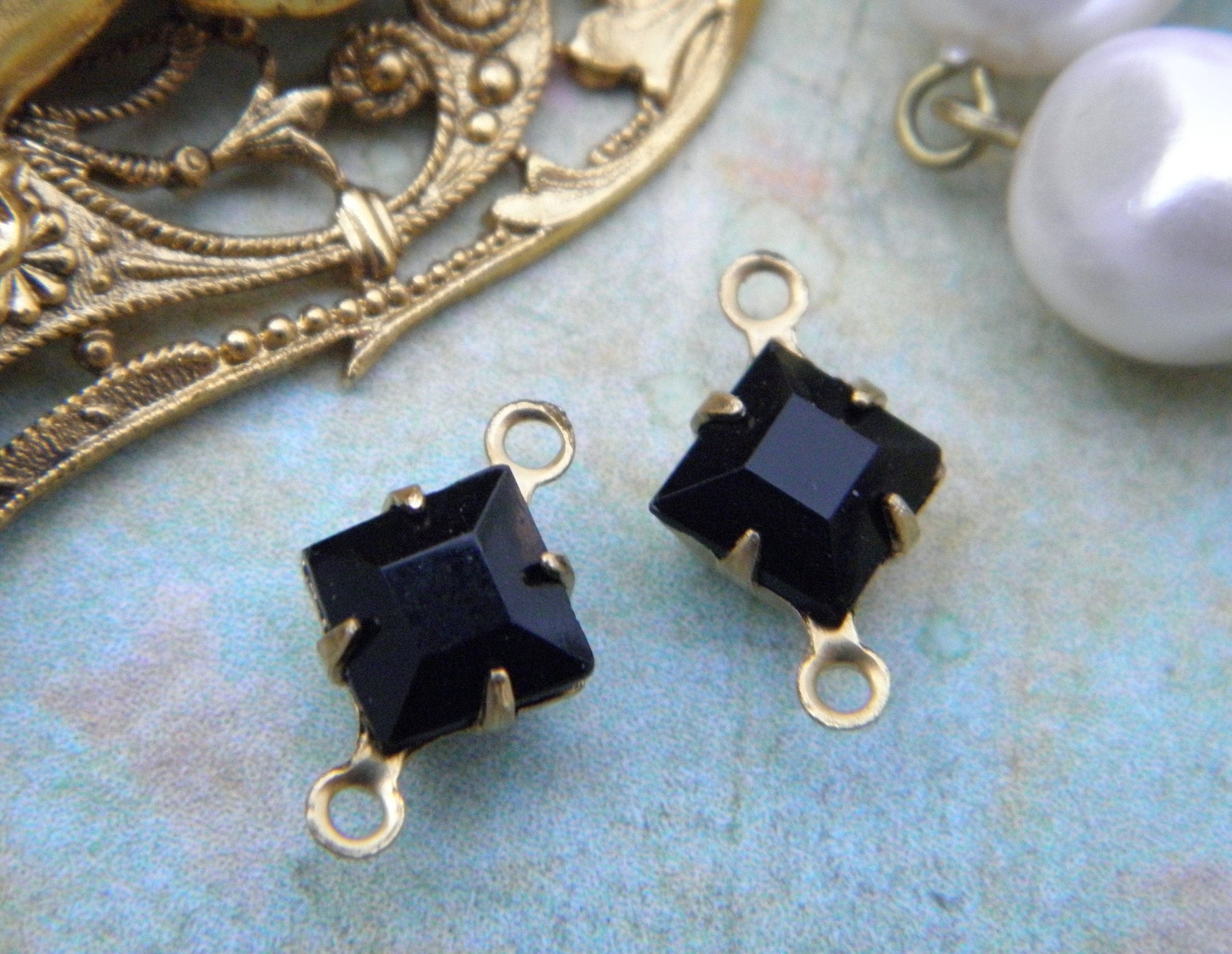 VINTAGE JET BLACK OPAQUE GLASS SQUARE CONNECTOR BEADS BRASS SETTING • 7mm 