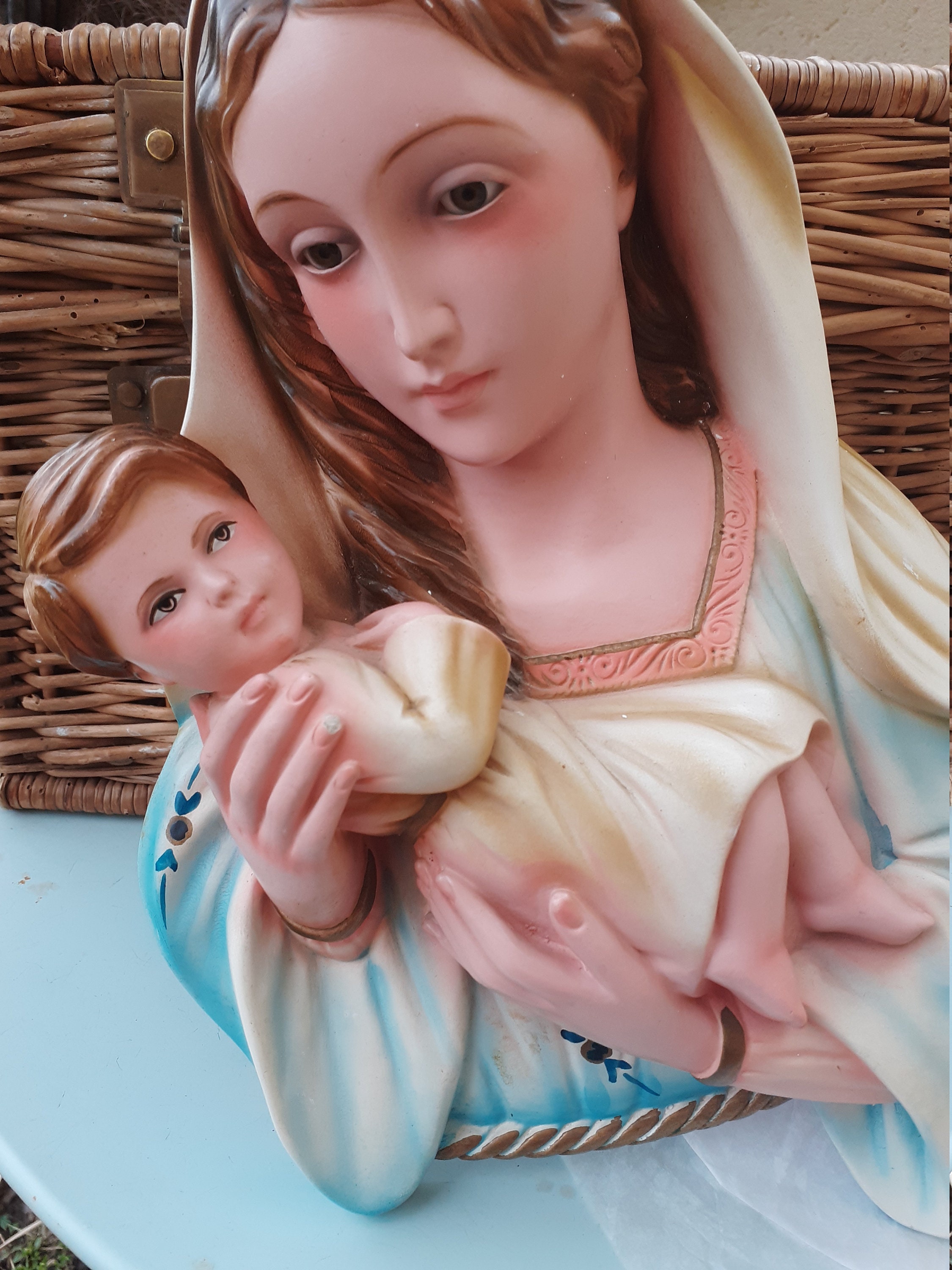 Ancienne Vierge à L'enfant Ancien Ornement d'église en Plâtre Belle Polychromie Italienne Madonne Or