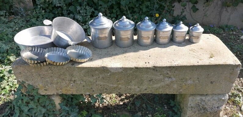 Brocante Française Set 6 Boites en Aluminium et Laiton Pots à Épices 5 Moules Gâteau Ancien Années 1