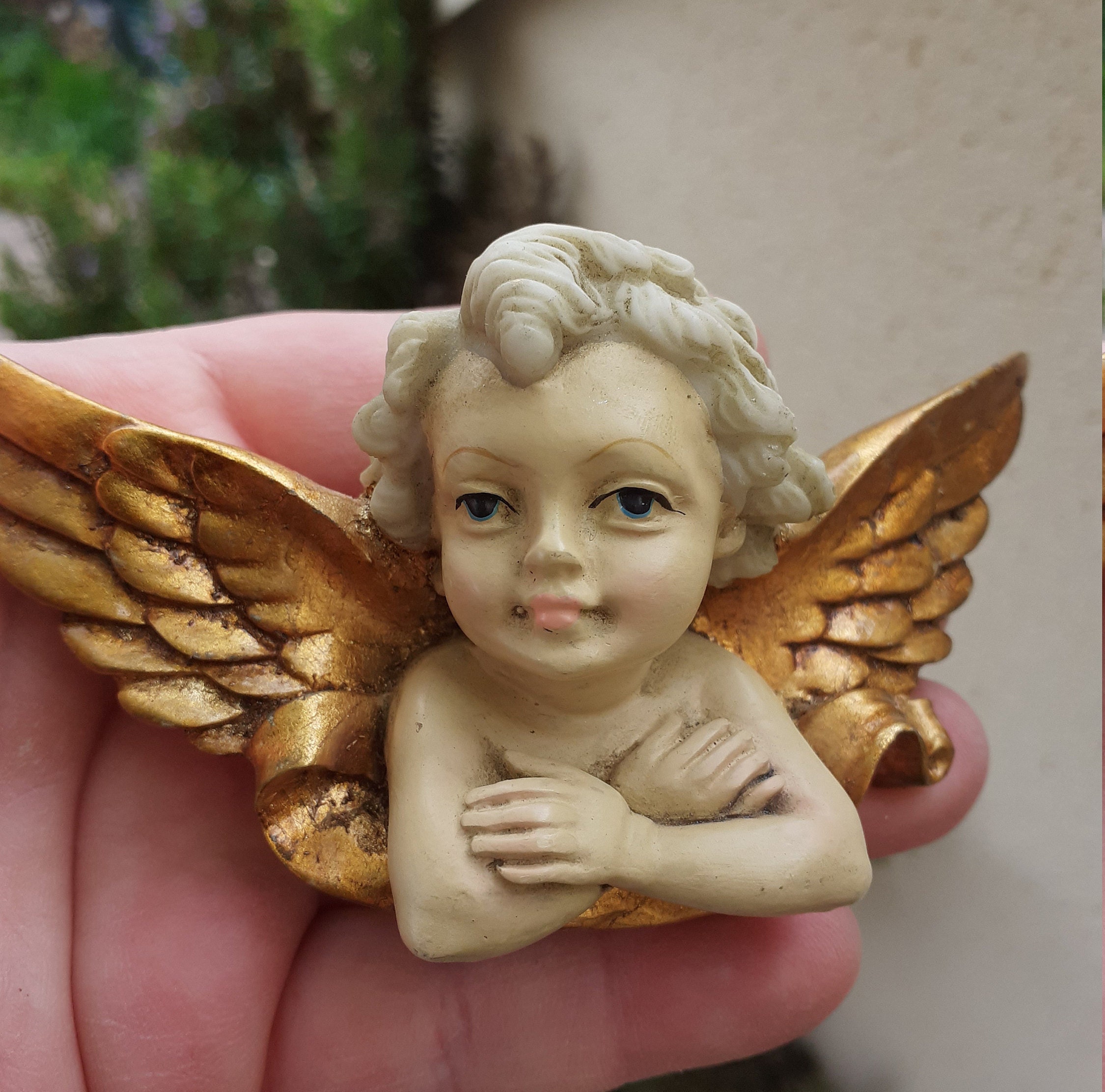 Pequeño ángel de resina encantador con pared colgando en la Etsy