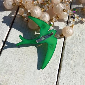 Broche Vintage Oiseau En Lucite Sérigraphié - Années 70-80 - 6x4,3 Cm - Occasion Bon état