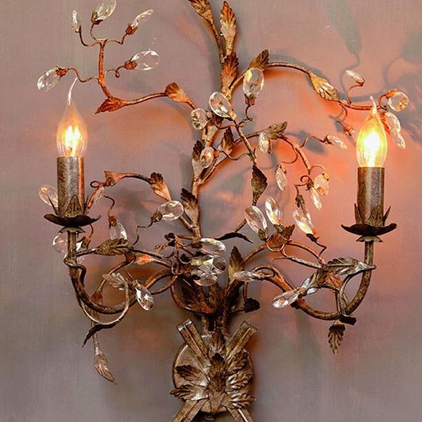 Grande applique murale Versailles 60cm x 45cm luminaire de feuilles en métal doré et pampilles de lustre en verre