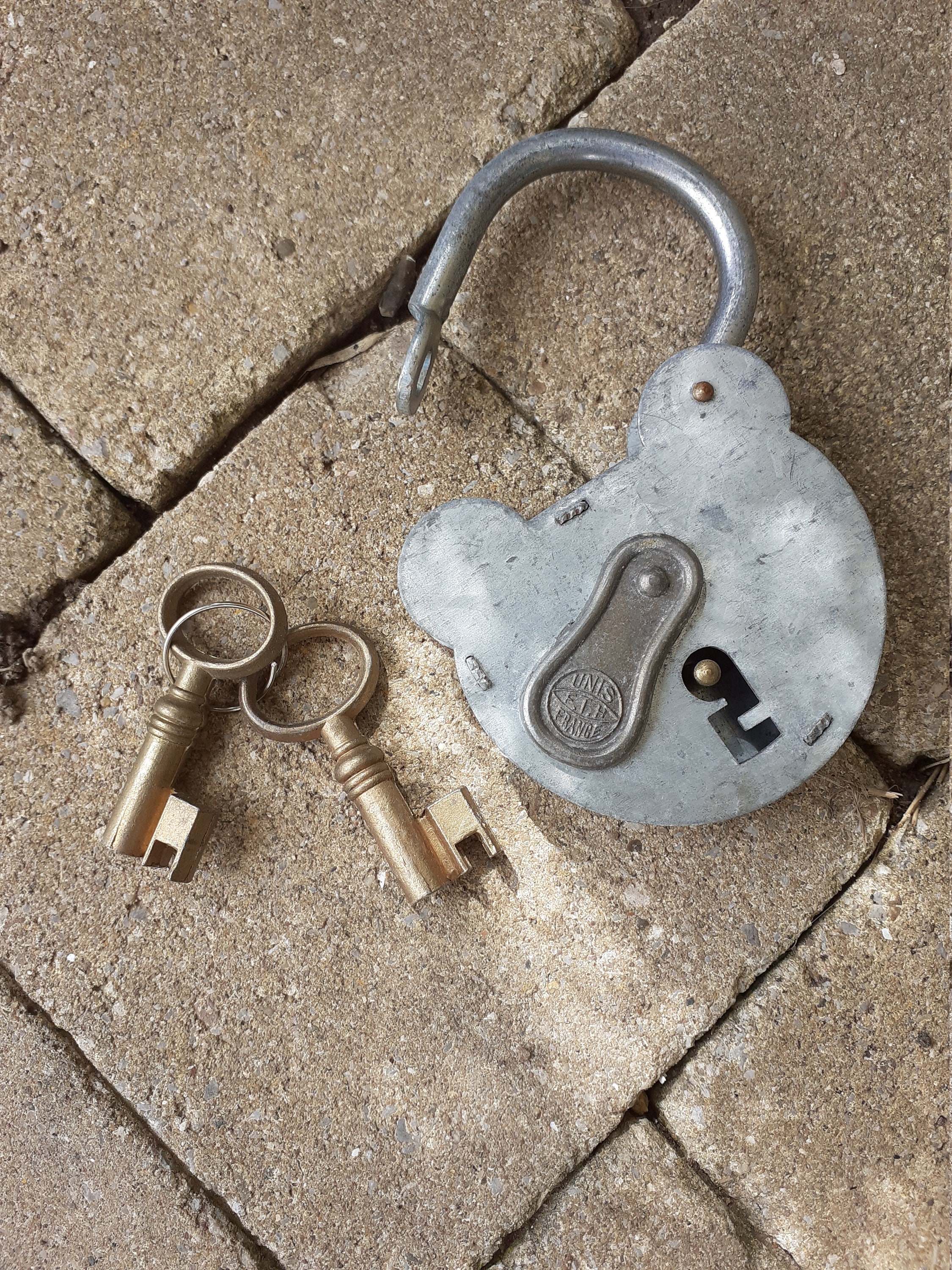 Ancien Grand Cadenas avec Ses 2 Clés Brocante Française Pour Une Décoration Campagne Chic Française