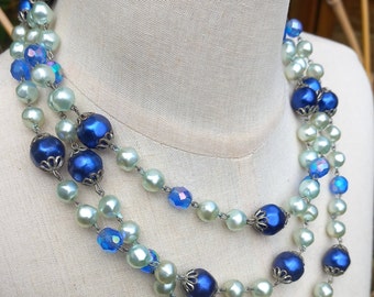 Collier Vintage 1960's Ancien Collier de 3 rangs de perles en verre nacré dans un camaïeu de bleu bijou vintage français des années 1960