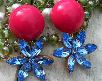 Boucles d'oreilles clips vintage années 1960 Daisy clip on earrings 1960's Pin Up earrings Fleurs de cristaux bleu Clips rose