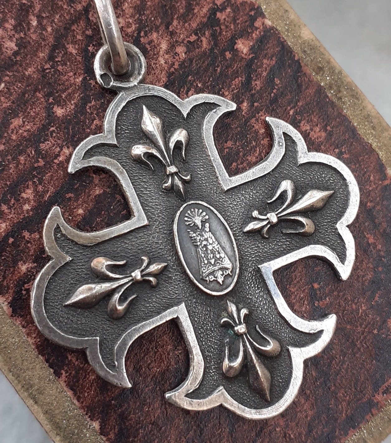 Rare Ancienne Grande Médaille Religieuse en Argent Massif Poinçon Médaille Croix Fleurs de Lys Notre