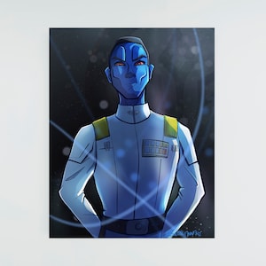 Puede incluir: Un personaje de piel azul con ojos rojos que lleva un uniforme blanco con detalles amarillos y un cinturón negro. El personaje está de pie sobre un fondo oscuro con rayas blancas de luz.