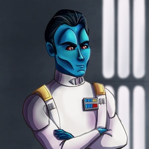 Puede incluir: Un personaje de piel azul con ojos rojos, cabello negro y un uniforme blanco con detalles dorados. El personaje tiene una expresión seria y está de pie con los brazos cruzados. El uniforme tiene un parche con un diseño rojo, amarillo y azul. El fondo es gris claro con líneas verticales blancas.