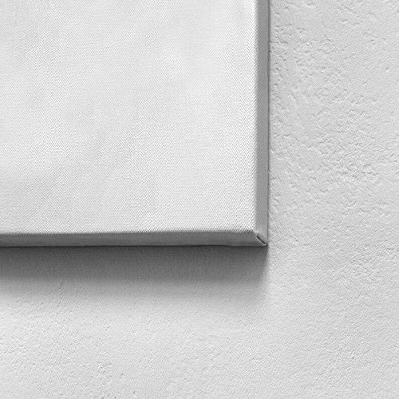 Peut inclure: Gros plan sur une toile blanche tendue sur un cadre en bois. La toile est lisse et non peinte, pr&ecirc;te &agrave; accueillir le travail d'un artiste.