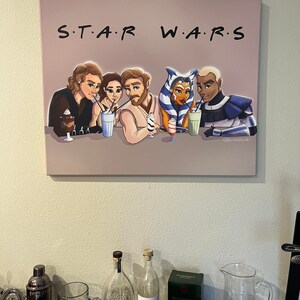 Peut inclure: Une impression encadr&eacute;e d'une illustration de bande dessin&eacute;e de six personnages de Star Wars assis &agrave; un comptoir en train de boire des laits frapp&eacute;s. Le titre de l'impression est "S.T.A.R. W.A.R.S."