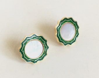 TIDAL MIRROR Seashell-Inspired Gold Stud Earrings | Wavy Trim Nature Jewelry | Minimal Vintage Studs | Unique Gift for Women