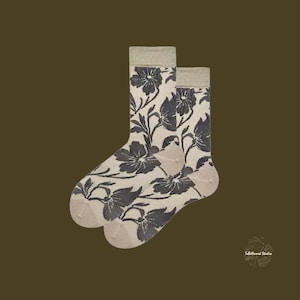 Calcetines con estampado floral de jacquard CLEMATIS LOVER / Romántica flor gris carbón / Calcetines de moda novedosos