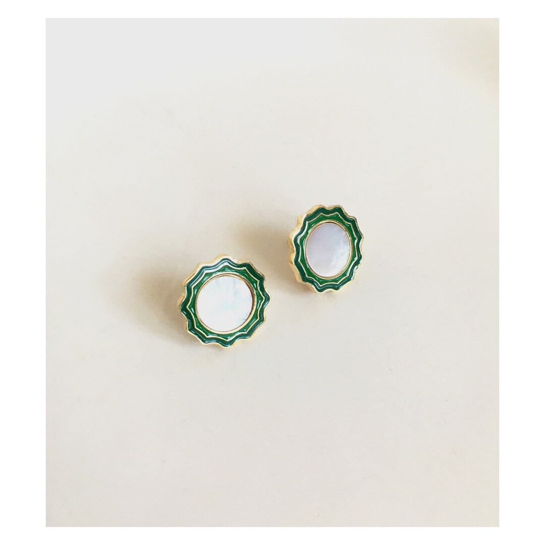 TIDAL MIRROR Seashell-inspired Gold Stud Earrings | Wavy Trim Nature ...