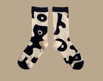 ABSTRACT COLLAGE chaussettes à motifs artistiques amusants | Chaussettes mi-mollet géniales et folles | chaussettes fantaisie uniques | chaussettes douillettes en coton | idée cadeau | cadeau de printemps